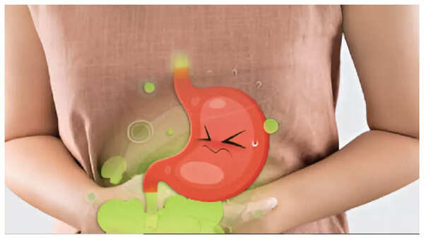 Man clutching his throat in pain from the new COVID-19 symptom
