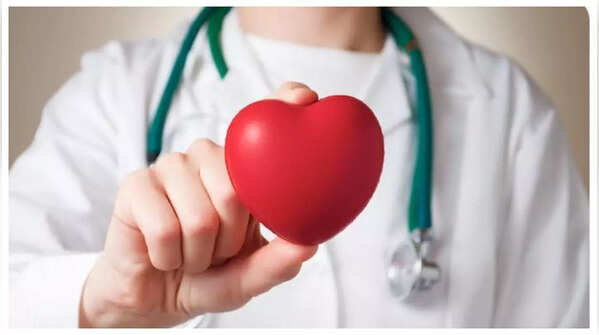 Diagram illustrating the difference between heart attack and cardiac arrest