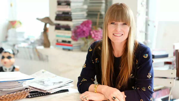 Anna Wintour mentoring young designers.