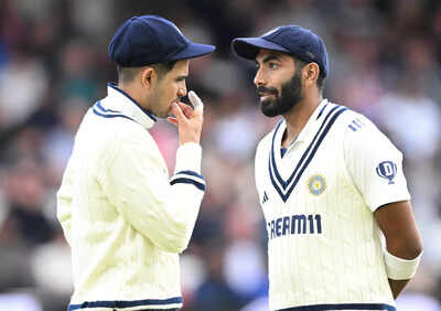 Jasprit Bumrah strategizing with captain Shubman Gill