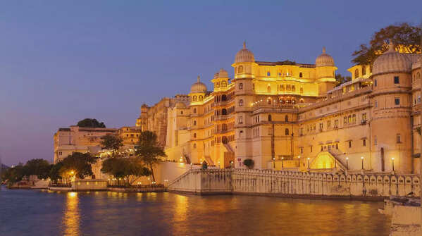 Udaipur: An enchanting city surrounded by lakes.